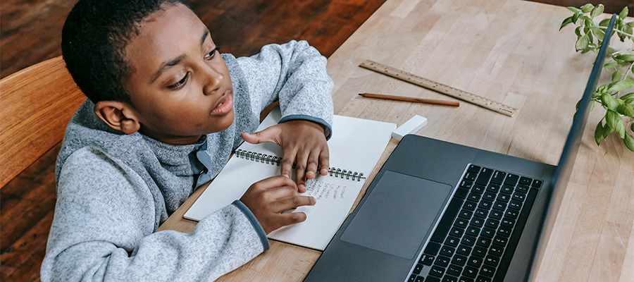 Elever der arbejder med ekstraopgaver i skolen